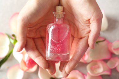Aroma yağı şişe tutan kadın