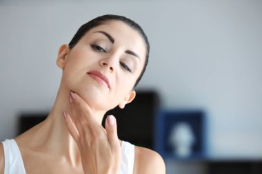 Yetişkin kadın yüzünü kontrol