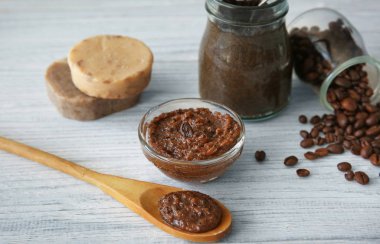 Kahve vücut fırçalayın ve sabun