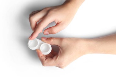 lens kabı dışına alarak eller