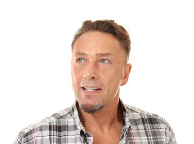 Beyaz arka planda, tatlı yakışıklı adam