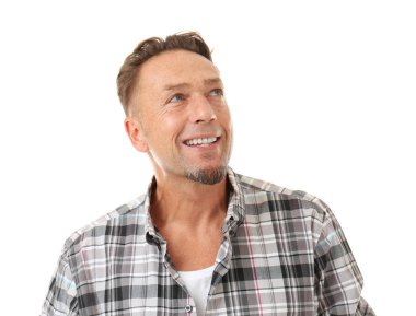 Beyaz arka planda, tatlı yakışıklı adam