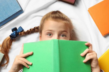 kitap ile şirin kız