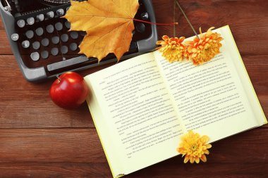 Kitap ile sonbahar kompozisyon
