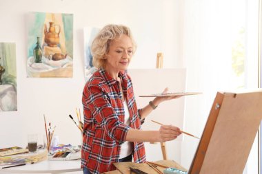 Üst düzey kadın sanatçı