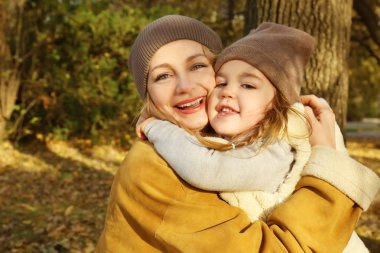 Anne ve kızı güzel sonbahar park sarılma