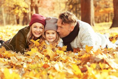 Mutlu aile güzel sonbahar Park'ta dinlenme