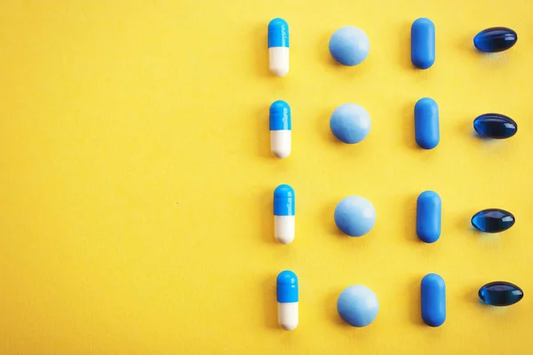 Un mucchio di pillole blu — Foto Stock