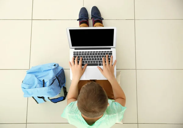 Estudante bonito com laptop — Fotografia de Stock