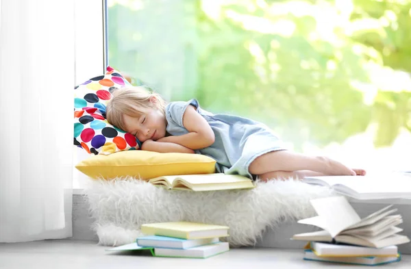 Niña durmiendo en el alféizar —  Fotos de Stock