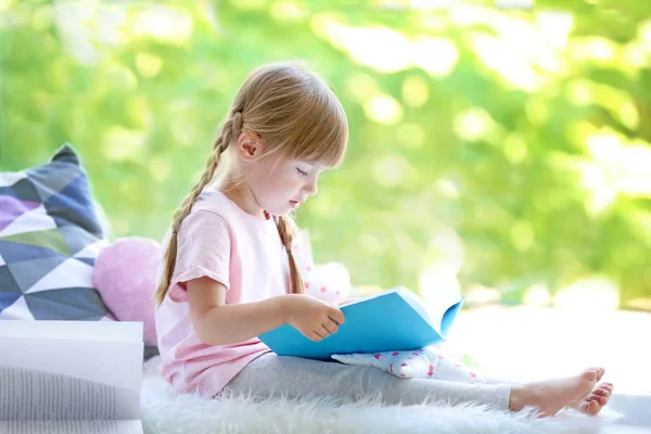 Bonito livro de leitura menina — Fotografia de Stock