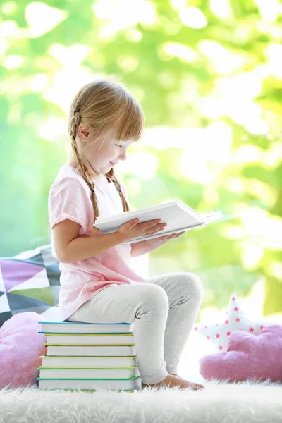 Mucchio di libri sul tavolo — Foto Stock