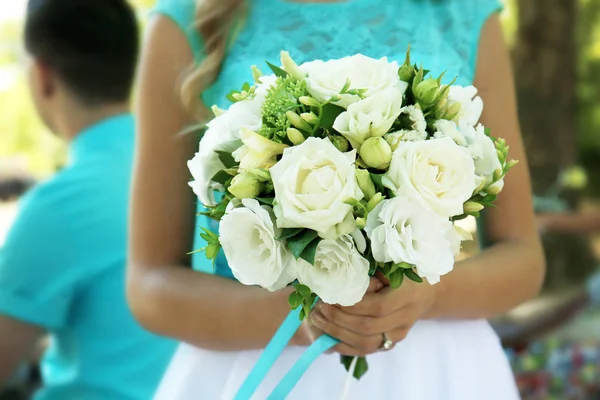 Bruidsmeisje houden van mooie boeket — Stockfoto