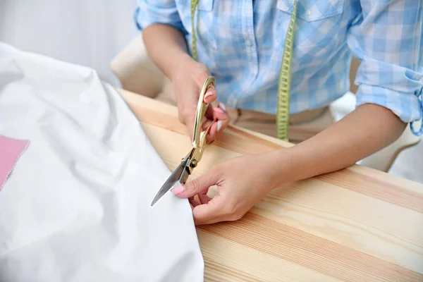 Dressmaker cutting cloth — Stock Photo, Image