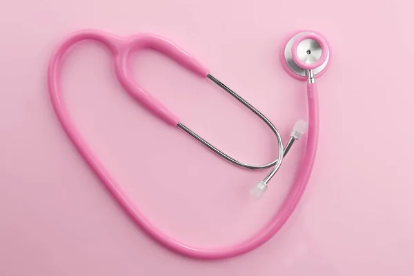Różowy stetoskop na stole — Zdjęcie stockowe