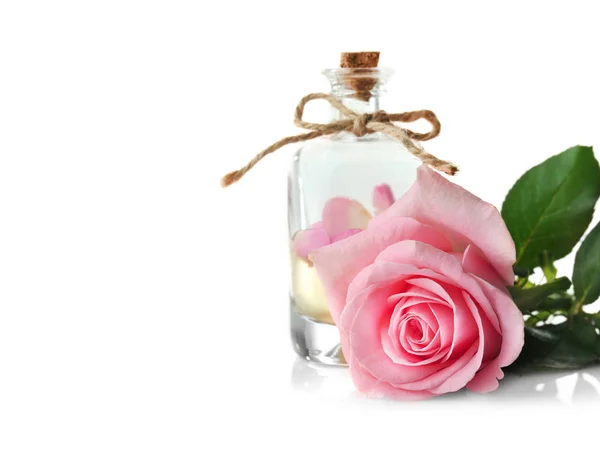 Botella de aceite de aroma con rosa — Foto de Stock