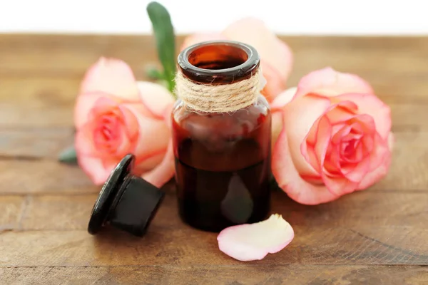 Бутылка ароматного масла с розами — стоковое фото