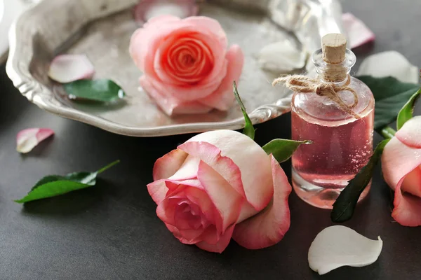 Garrafa de óleo de aroma com rosas — Fotografia de Stock