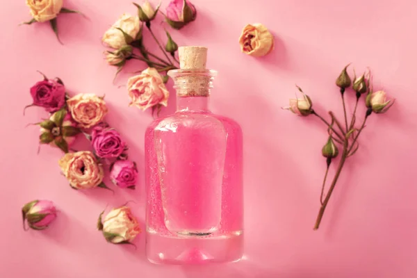 Butelka oleju zapach róż — Zdjęcie stockowe