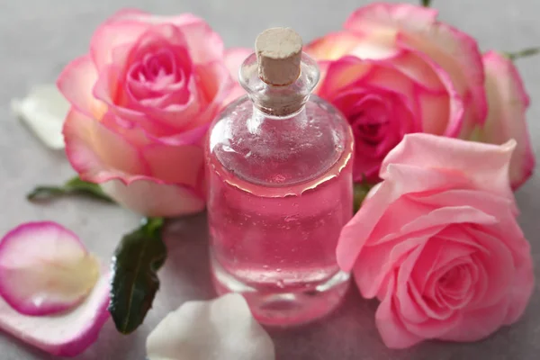 Bouteille d'huile d'arôme aux roses — Photo