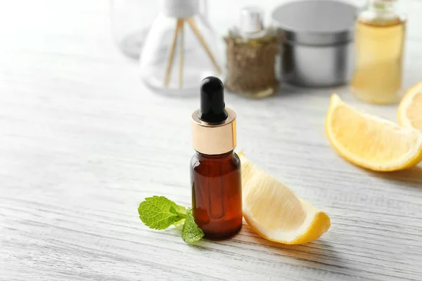 Composición del spa con aceite esencial de limón —  Fotos de Stock