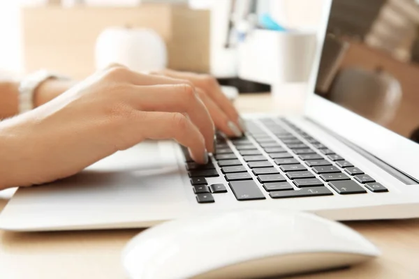 Woman working on laptop — Stock Photo, Image