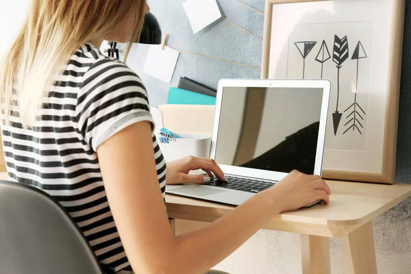 Vrouw Die Thuis Aan Laptop Werkt — Stockfoto