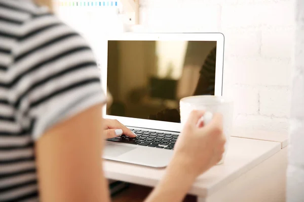 Mujer trabajando en la computadora — Foto de Stock