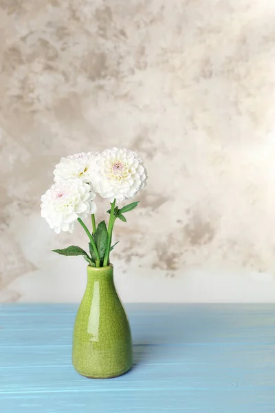 Schöne weiße Dahlienblüten in der Vase — Stockfoto