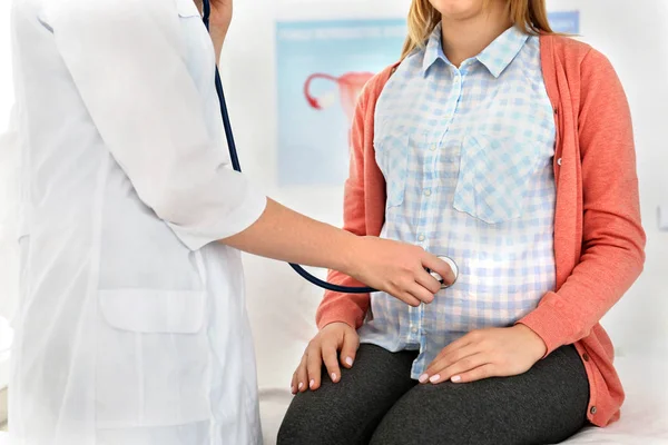 Examen de la mujer embarazada — Foto de Stock