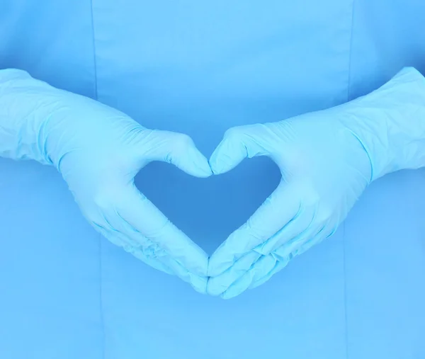 Руки лікаря роблять форму серця — стокове фото
