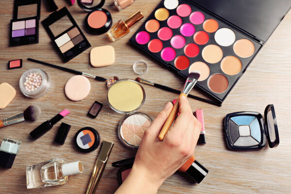 Рука визажистки
