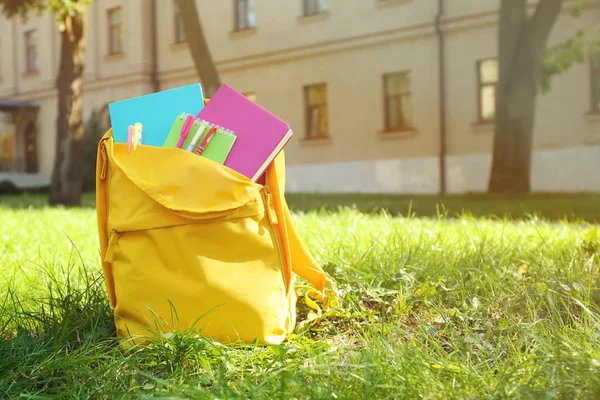 Schulrucksack mit Zubehör — Stockfoto