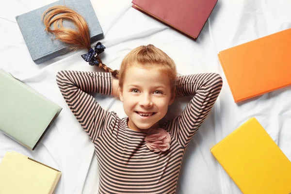 Menina bonito com livros — Fotografia de Stock