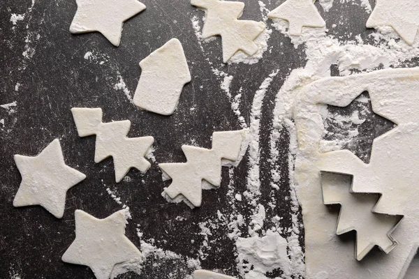 Hacer galletas para la fiesta de Navidad — Foto de Stock