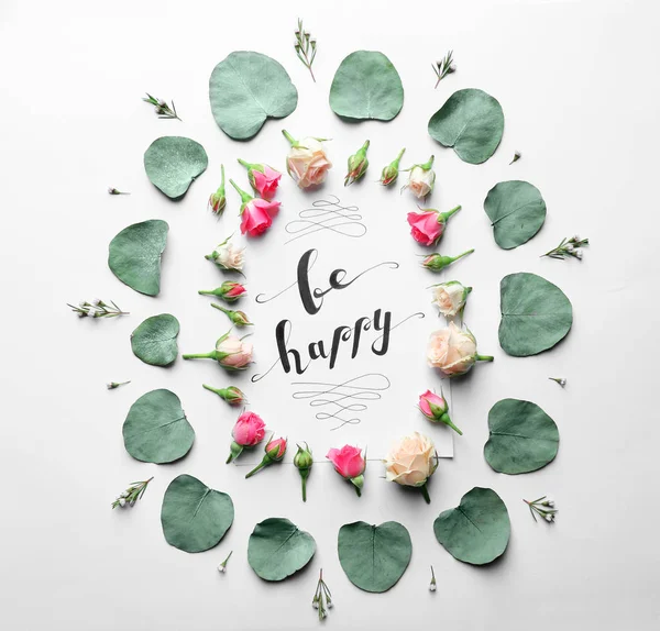 Napis "Be Happy" z kwiatami — Zdjęcie stockowe