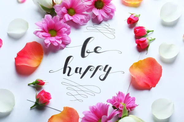 Aufschrift "Sei glücklich" mit Blumen — Stockfoto