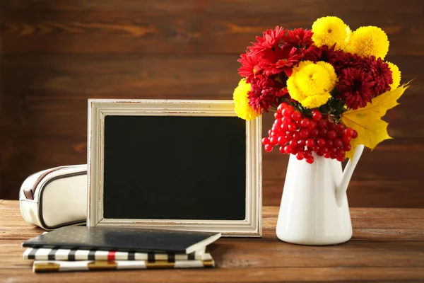 Vintage kahverengi çerçeve çiçekli