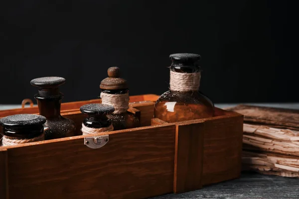 Botellas de vidrio vintage en caja de madera —  Fotos de Stock