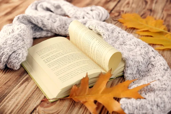 Composition d'automne avec livre — Photo