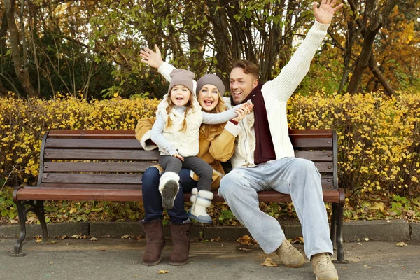 Família Feliz Sentado Banco Belo Parque Outono — Fotografia de Stock