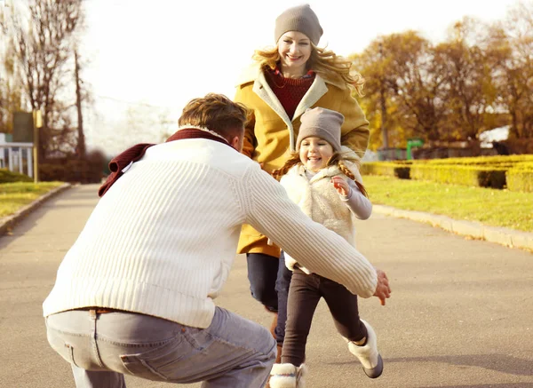 Família Feliz Divertindo Parque Outono — Fotografia de Stock