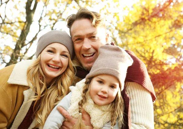 Glückliche Familie Spielt Schönen Herbstlichen Park — Stockfoto