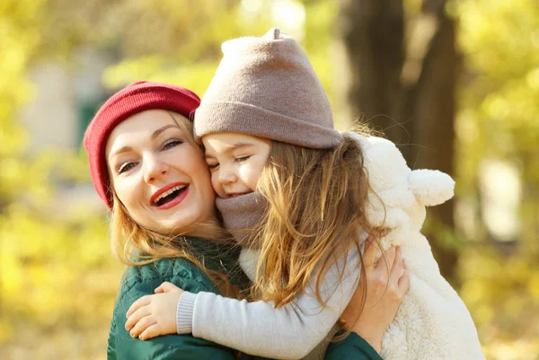 Mor Och Dotter Spelar Vacker Höst Park — Stockfoto