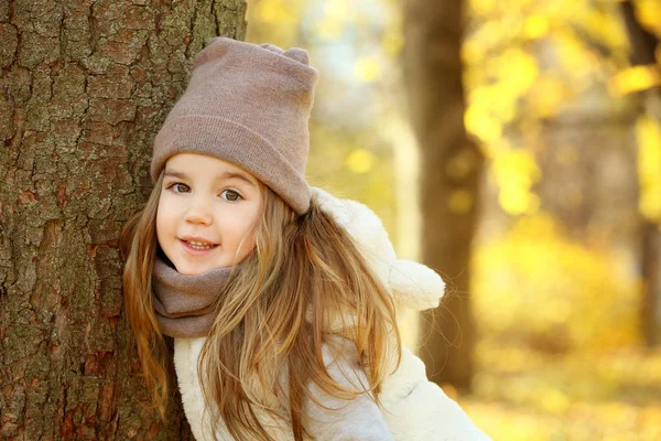 Schattig klein meisje — Stockfoto