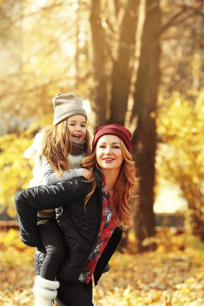 Mutter Und Tochter Spielen Schönen Herbstpark — Stockfoto