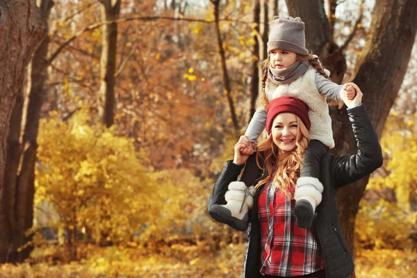 Moeder Dochter Spelen Mooie Herfst Park — Stockfoto