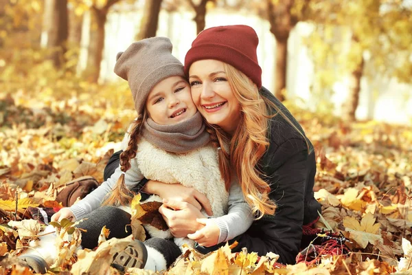 Matka Córka Grając Piękny Jesienny Park — Zdjęcie stockowe