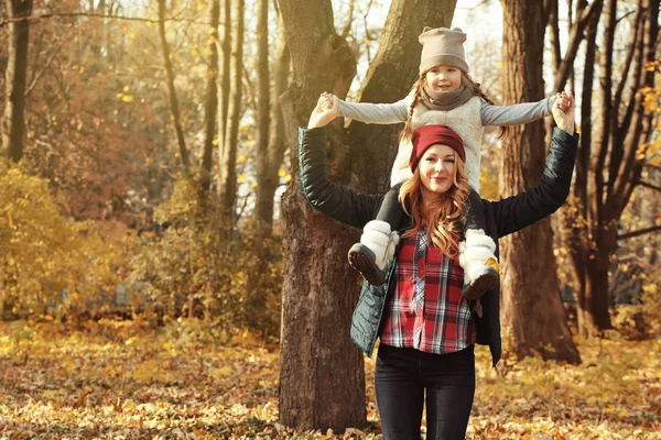 Moeder Dochter Spelen Mooie Herfst Park — Stockfoto