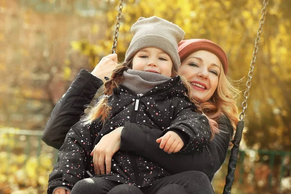 Matka Córka Grając Piękny Jesienny Park — Zdjęcie stockowe
